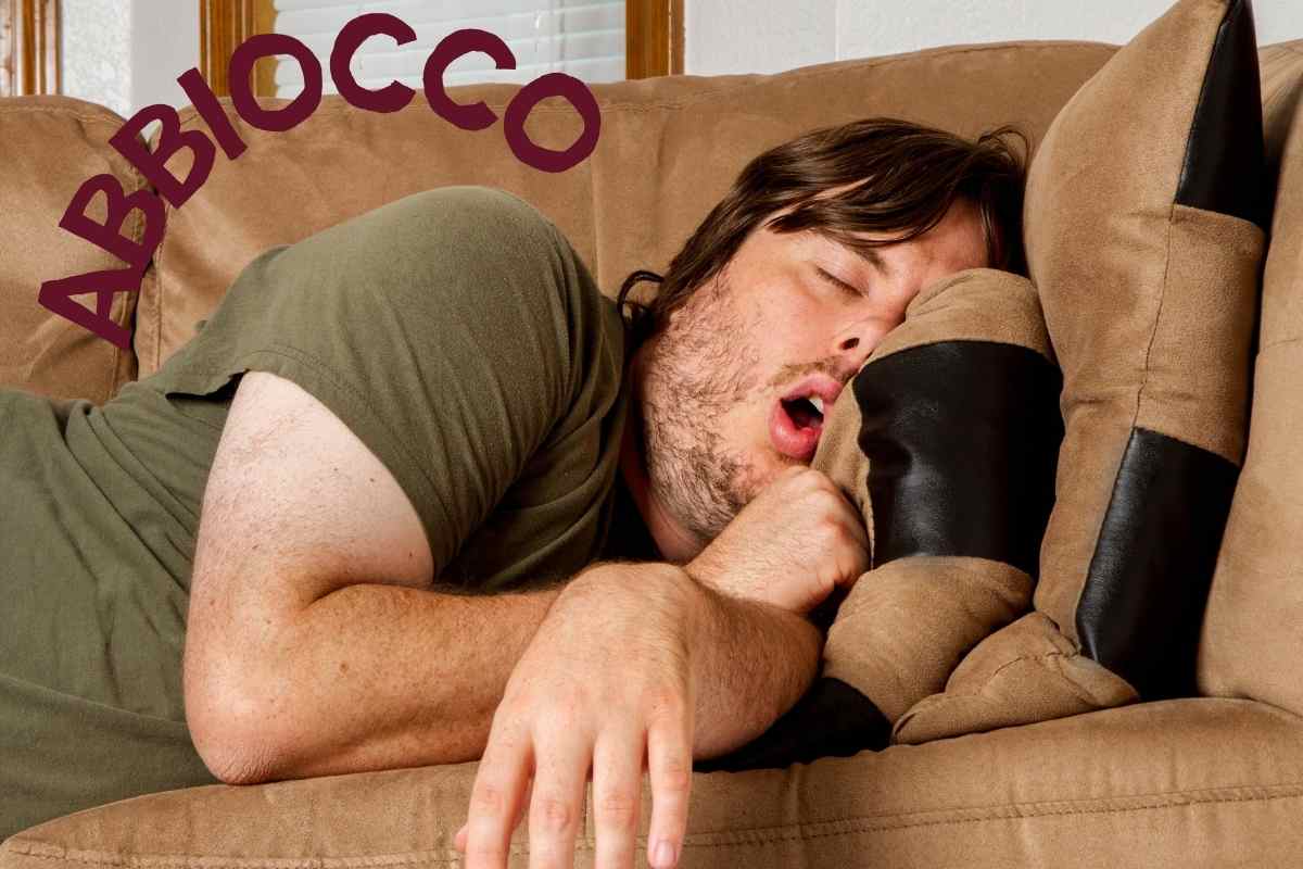 persona che dorme sul divano