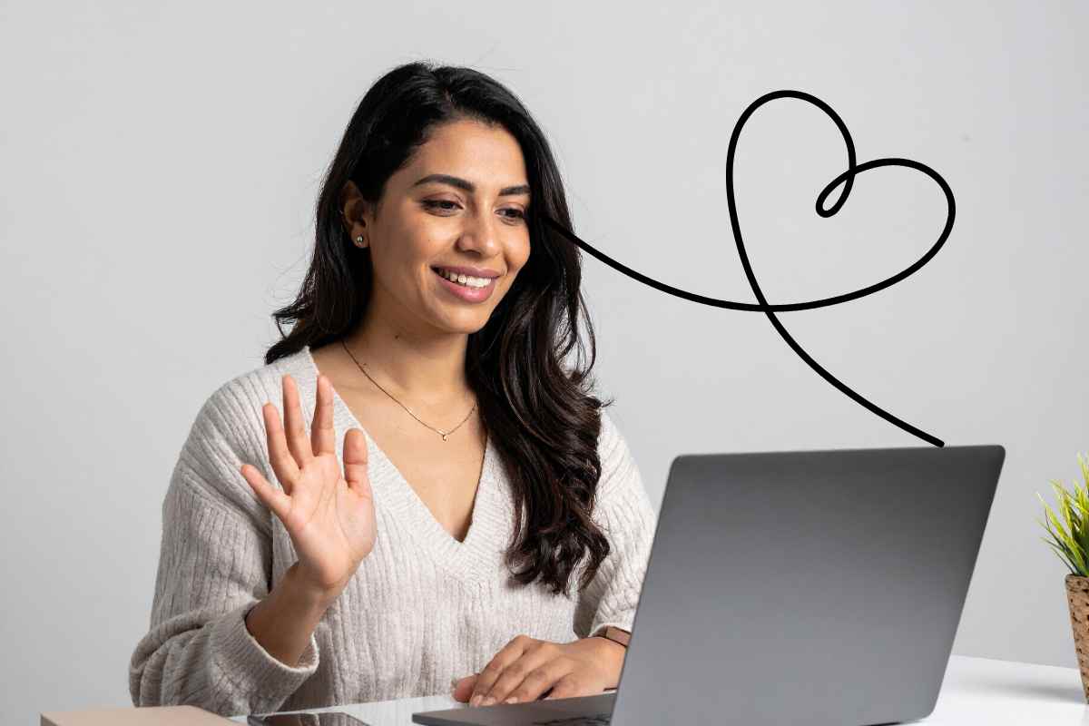 ragazza che parla con un'altra persona via computer