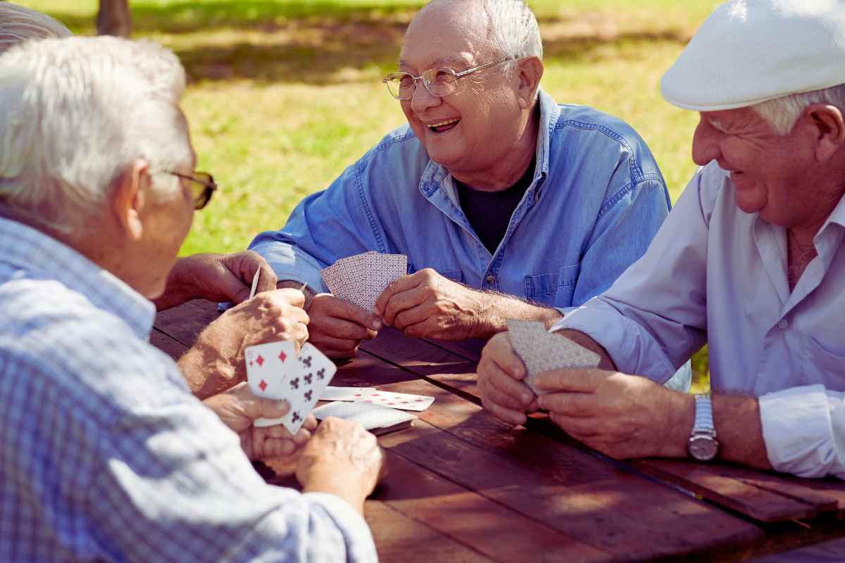 quattro anziani giocano a carte