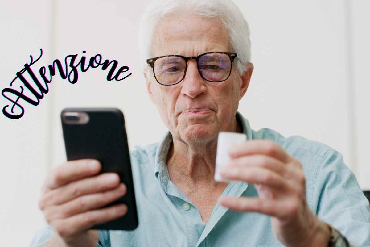 signore anziano con un cellulare in mano