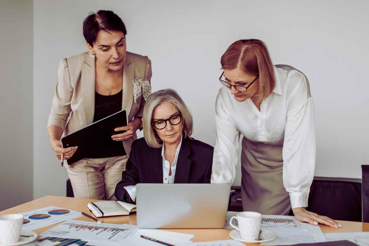 tre signore intorno ad un computer