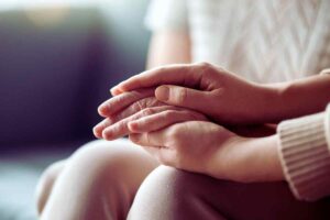 mani che si stringono