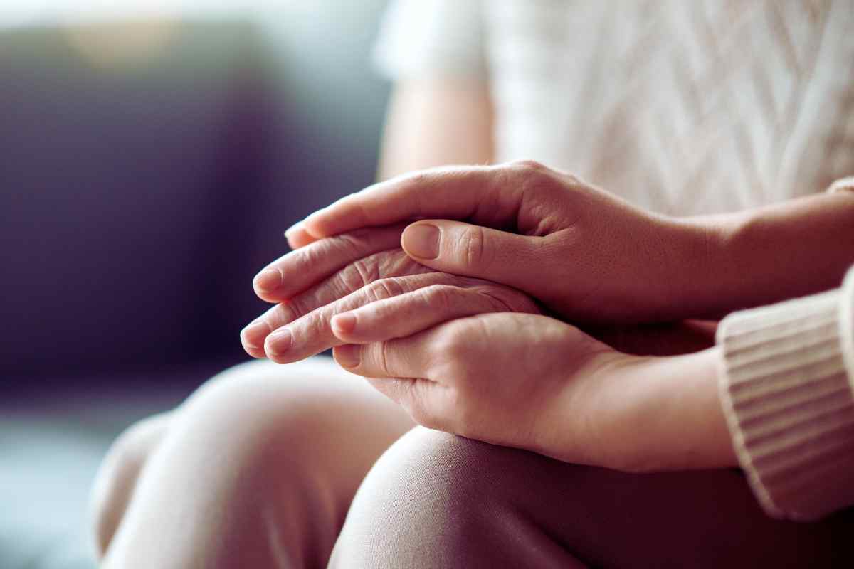 mani che si stringono