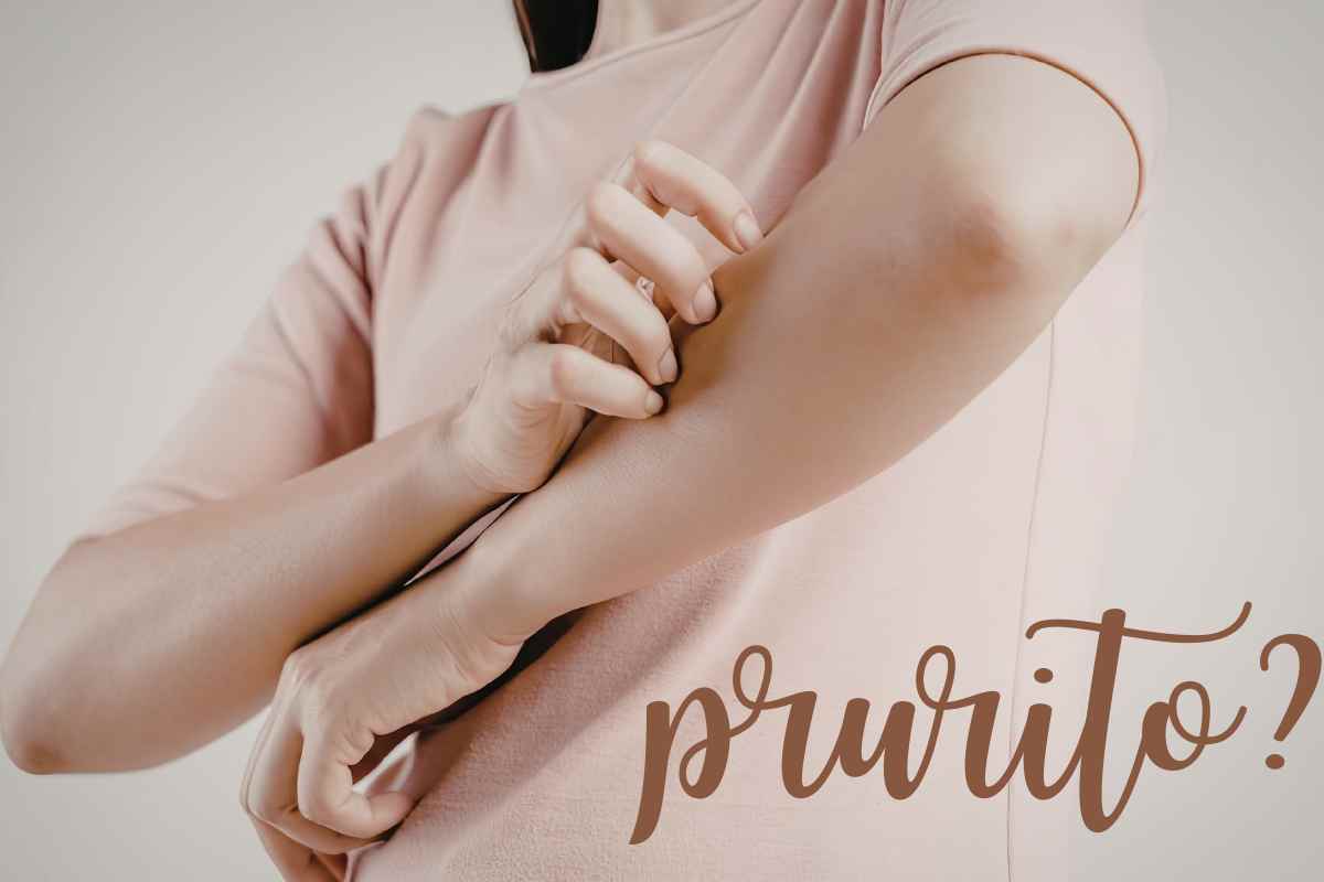 persona che si gratta le braccia