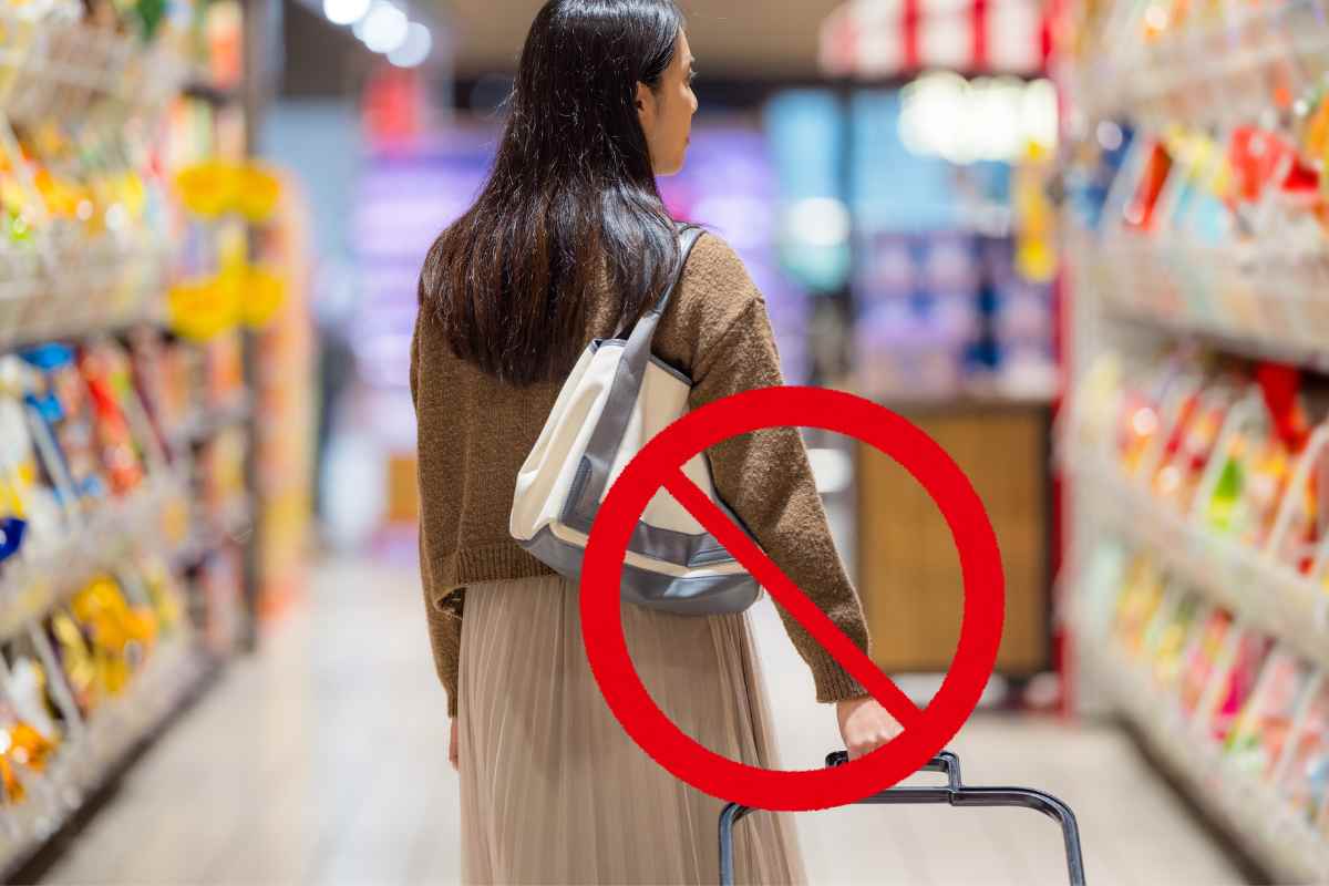 donna che fa la spesa con il segno del divieto