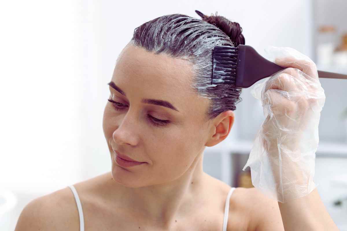 donna che si sta faendo la tinta ai capelli da sola