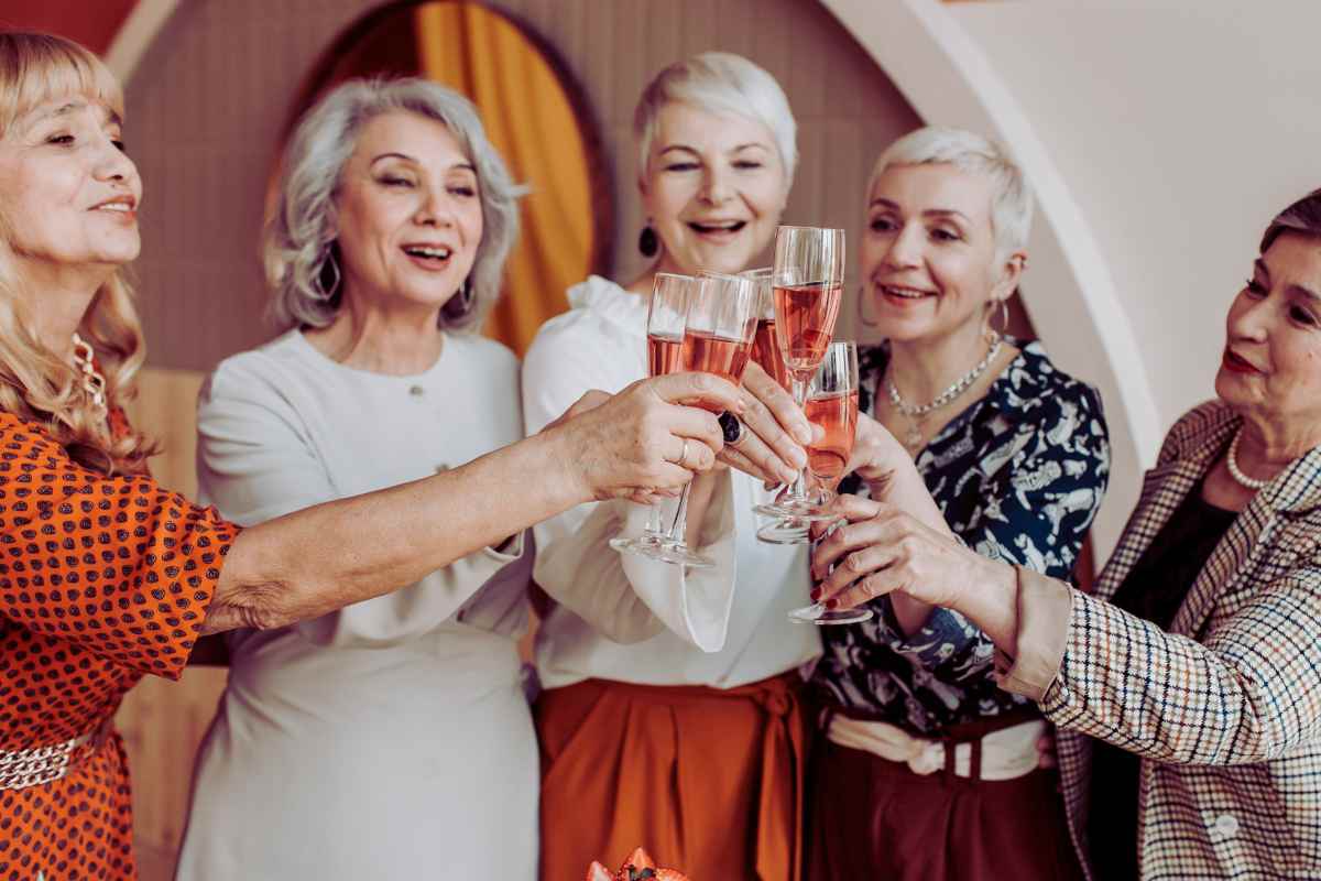 signore che fanno un brindisi