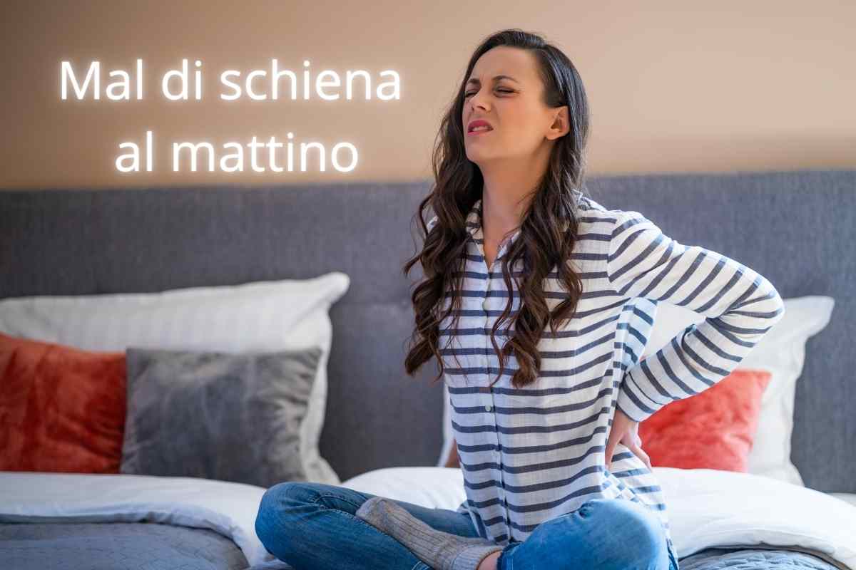 donna sul letto con le mani sulla schiena