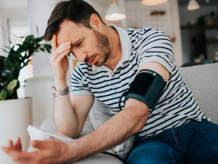 uomo che misura pressione