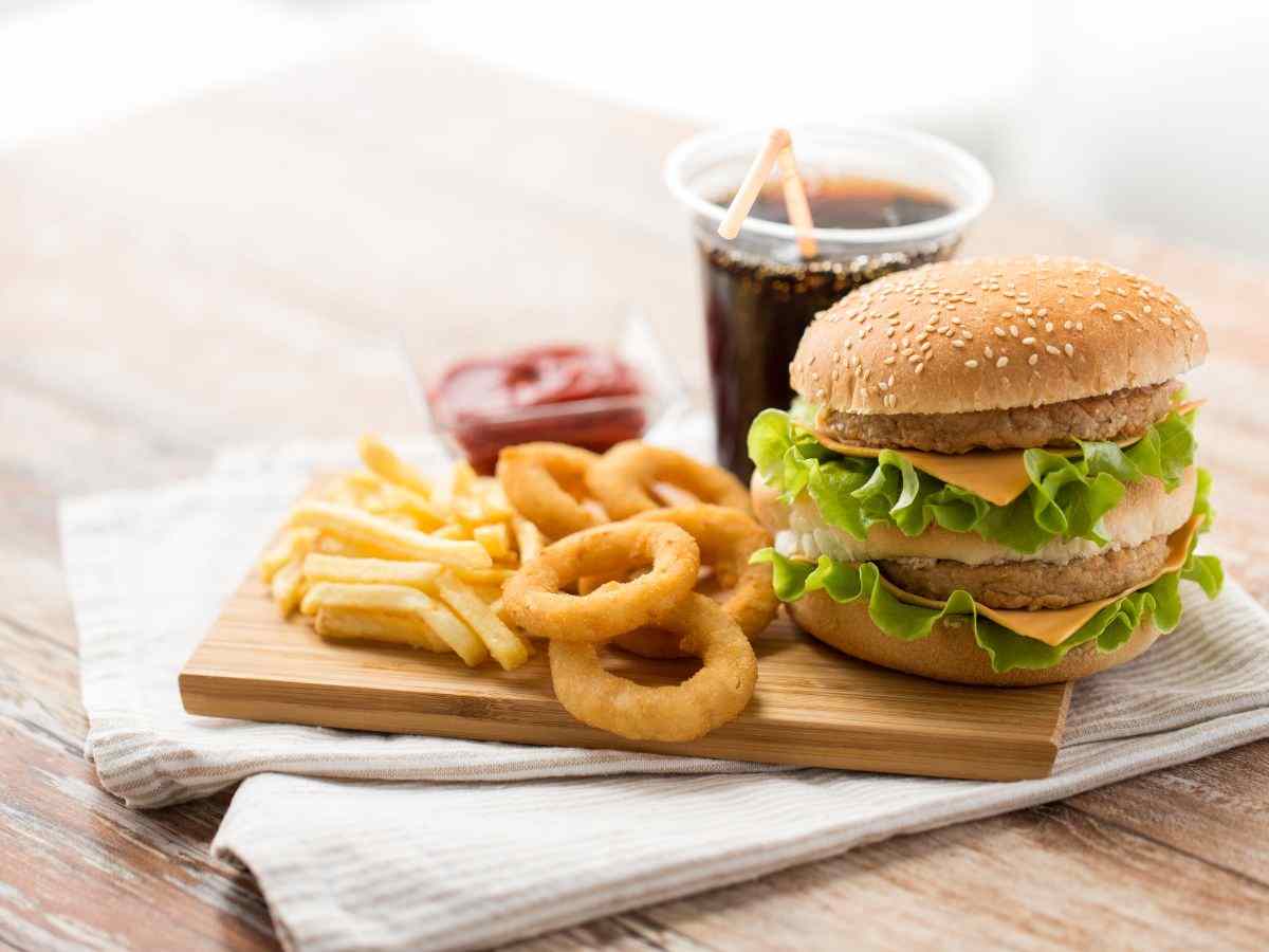 hamburger, anelli di cipolla e coca cola