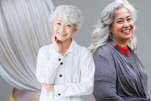 signore con capelli bianchi