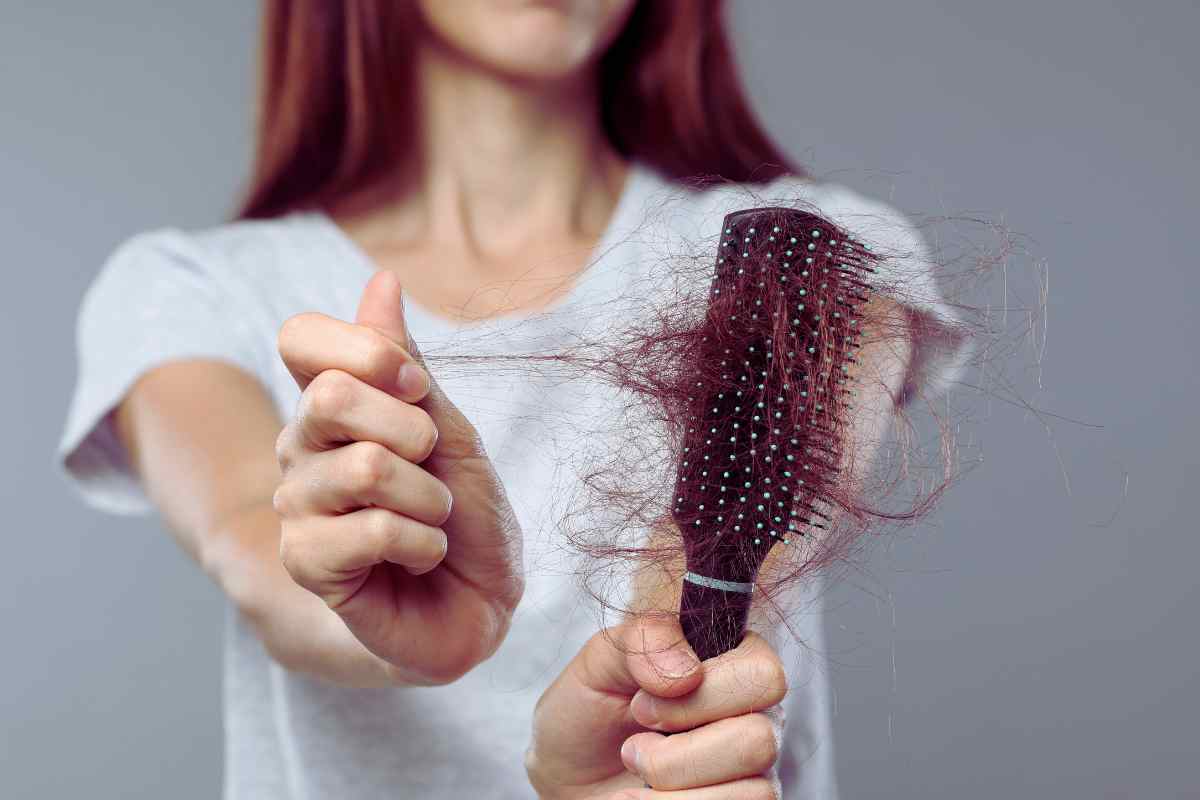 spazzola con tanti capelli 