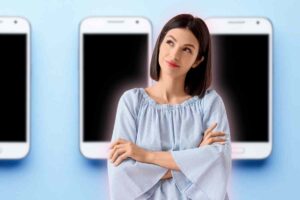 donna che pensa ai cellulari