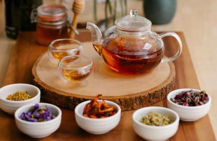 tisana con diversi ingredienti
