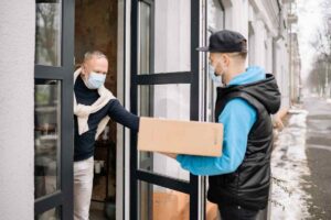 corriere che consegna un pacco