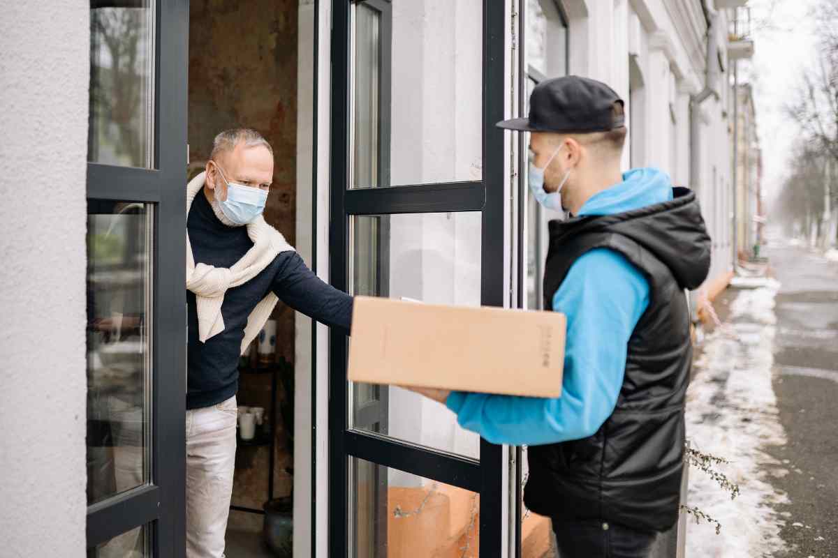 corriere che consegna un pacco