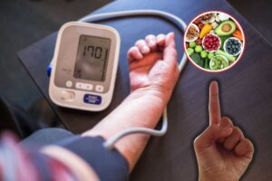 donna che misura pressione, indice che indica alimenti in icona rossa