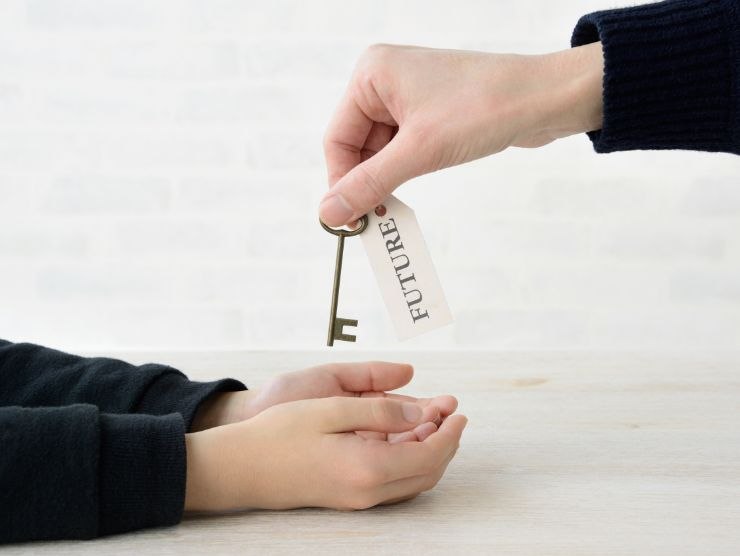 persone che si passano un mazzo di chiavi