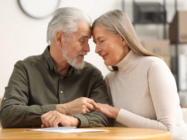coppia di anziani abbracciati che hanno firmato un documento