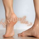 Piedi nudi con la scritta formicolio