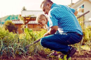 signore che fa giardinaggio con una bambina