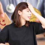 ragazza con la mano sulla fronte sembra che abbia dimenticato qualcosa