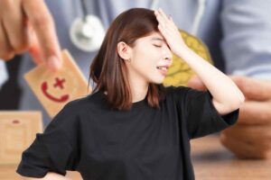 ragazza con la mano sulla fronte sembra che abbia dimenticato qualcosa