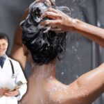 donna che lava i capelli e medico