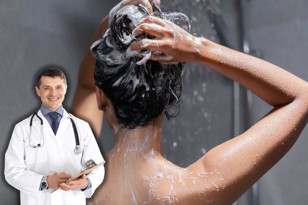 donna che lava i capelli e medico