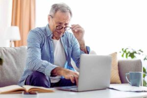 persona anziana al pc