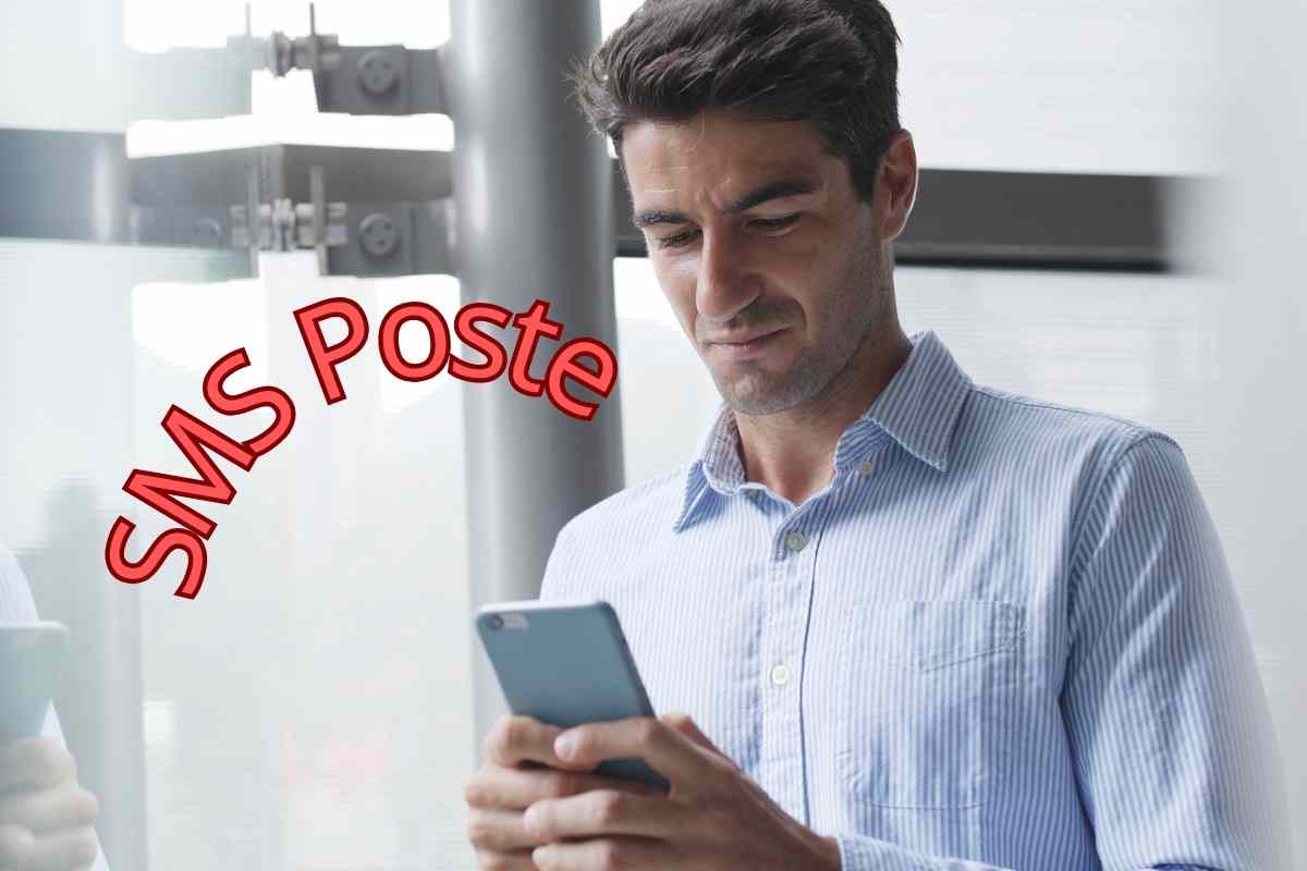 signore che guarda il telefono con aria seria