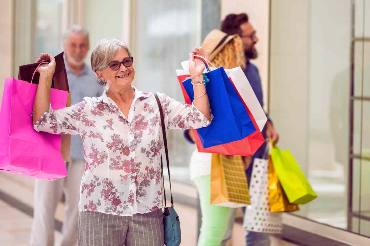 donna anziana che fa shopping