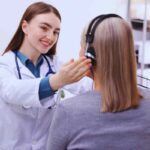 dottoressa che controlla udito ad una persona